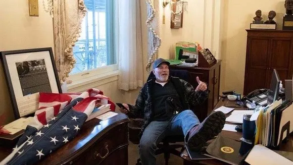 നാന്‍സി പെലോസിയുടെ ഇരിപ്പിടം കൈയ്യേറിയ ബാര്‍നട്ടിനെതിരേ കേസ് എടുക്കുമെന്ന് എഫ്ബിഐ