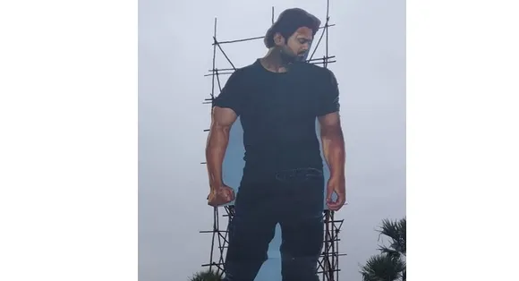 റിലീസിന് മുമ്പേ ആവേശം തീര്‍ത്ത് സാഹോയുടെ പ്രീ-റിലീസ്: പ്രഭാസിന്റെ 60 അടി ഉയരമുള്ള കട്ടൗട്ട് മുഖ്യ ആകര്‍ഷണം