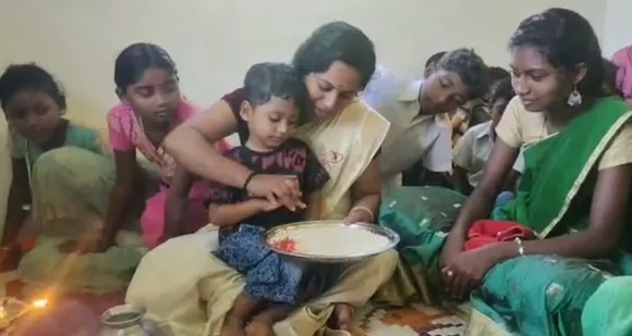 വാളയാർ വാധ്യാർചള്ള ആദിവാസി ഊരിൽ കുരുന്നുകൾക്ക് ആദ്യക്ഷരം കുറിച്ച് വിദ്യാരംഭ ചടങ്ങുകൾ നടത്തി