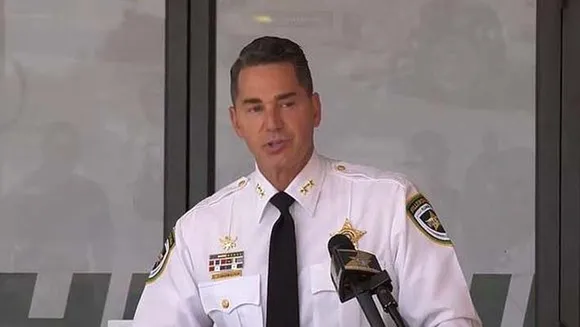 കറുത്ത വർഗക്കാരനു നേരെ തോക്ക് ചൂണ്ടി - ഇന്ത്യൻ അമേരിക്കൻ പോലീസ് ഓഫീസറുടെ ജോലി തെറിച്ചു