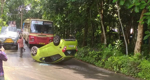 പാലാ-കോഴ റോഡിൽ പാറേക്കണ്ടം വളവിൽ ഇലക്ട്രിക് തൂണിൽ കാർ ഇടിച്ചു മറിഞ്ഞ് അപകടം