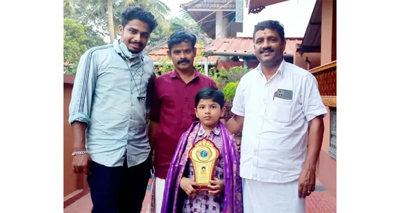 കേരളത്തിലെ നൂറ്റി അൻപത്തിയൊന്ന് ആനകളുടെ പേരുകൾ റെക്കോര്‍ഡ് സമയത്തിനുള്ളിൽ പറഞ്ഞ് നാല് വേള്‍ഡ് ബുക്ക് ഓഫ് റെക്കോഡുകള്‍ കരസ്ഥമാക്കിയ കൊച്ചുമിടുക്കന്‍ ക്രിത്തിക് എസ് മേനോനെ പാലക്കാട് ജില്ലാ ആന പ്രേമി സംഘം അനുമോദിച്ചു
