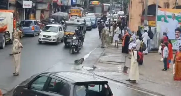 വെള്ളിയാഴ്ച  മാത്രം ഇളവ്; താമരശ്ശേരിയിൽ രാവിലെ മുതൽ രൂക്ഷമായ ഗതാഗത കുരുക്കും, കനത്ത തിരക്കും. ജനങ്ങളെ പേടിച്ച് കൊറോണ പമ്പ കടക്കും...