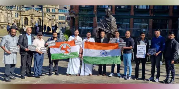 രാഹുൽ ഗാന്ധിക്ക് ഐക്യദാർഢ്യം; മാഞ്ചെസ്റ്റർ ഗാന്ധി പ്രതിമക്ക് മുന്നിൽ പ്രതിഷേധിച്ച് ഐഒസി യുകെ പ്രവർത്തകർ. രണ്ടാം ഘട്ട പ്രതിഷേധത്തിന് മാഞ്ചെസ്റ്ററിൽ തുടക്കം കുറിച്ച് ഐഒസി