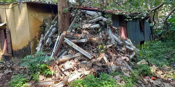 മലമ്പുഴയില്‍ വിവിധ സ്ഥാപനങ്ങളുടെ പരിസരത്ത് വൈദ്യുതി വകുപ്പിന്റെ ഇലക്ട്രിക് മാലിന്യങ്ങൾ അലക്ഷ്യമായി കൂട്ടിയിട്ട നിലയിൽ 