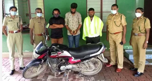 പാലക്കാട് ആനക്കൊമ്പ് വിൽക്കാൻ ശ്രമിച്ച യുവാക്കൾ പിടിയിൽ. രണ്ട് ആനക്കൊമ്പും ബൈക്കും ഇവരിൽനിന്ന് പിടിച്ചെടുത്തു  
