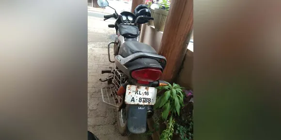 ഉഴവൂരില്‍ ദിവസങ്ങളായി ഒരു ബൈക്ക് ഉടമയെ കാത്തിരിക്കുന്നു. പോലീസില്‍ അറിയിച്ചിട്ടും പ്രയോജനമുണ്ടായില്ലെന്ന് നാട്ടുകാര്‍