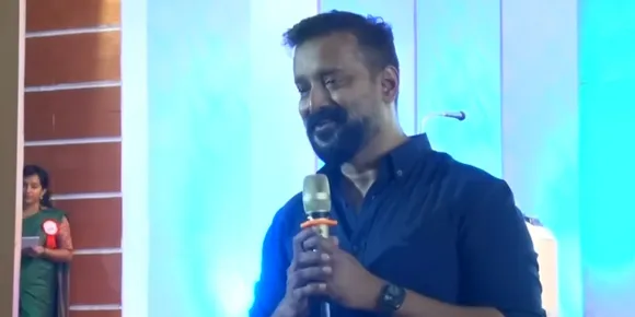 പെണ്ണുകാണൽ കഴിഞ്ഞപ്പോൾതന്നെ 5 മക്കൾ വേണമെന്ന് 'നിയുക്ത' ഭാര്യയുമായി ധാരണയിലായിരുന്നെന്ന് വെളിപ്പെടുത്തി നടൻ സിജോയ് വർഗീസ്. ഭാര്യ അഞ്ചാമത് പ്രസവിച്ചപ്പോൾ മൂത്ത മകന് പ്രായം 21. അപ്പനോട് ഇനി വേണ്ടെന്ന് പറഞ്ഞ മകന് സിജോയ് നൽകിയ മറുപടി ലോകത്ത് എല്ലാ ദമ്പതികളും കേട്ടിരിക്കേണ്ടത് - വീഡിയോ കാണാം