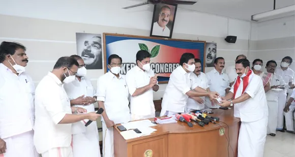 കോട്ടയം ജില്ലയിലെ മുതിര്‍ന്ന കോണ്‍ഗ്രസ് നേതാവും ഡിസിസി അംഗവും മുന്‍ ബ്ലോക്ക് പഞ്ചായത്ത് പ്രസിഡന്‍റുമായ ഡി. പ്രസാദിന്‍റെ നേതൃത്വത്തില്‍ ഒരു വിഭാഗം കോണ്‍ഗ്രസ് നേതാക്കള്‍ കേരള കോണ്‍ഗ്രസ് എമ്മില്‍ ചേര്‍ന്നു. മഹാനവമി ദിനത്തില്‍ കോണ്‍ഗ്രസ് പ്രവര്‍ത്തകര്‍ക്ക് അംഗത്വം നല്‍കി ജോസ് കെ. മാണി