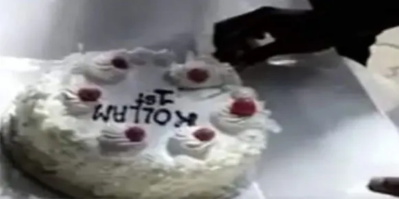 കൊല്ലം ആശ്രാമം ബെവ്‌കോ ഔട്ട്‌ലെറ്റിന് മുന്നില്‍ മദ്യപ സംഘം കേക്ക് മുറിച്ച്‌ ആഘോഷിച്ചു. ഉത്രാടദിന മദ്യവില്‍പ്പനയില്‍ റെക്കോര്‍ഡ് അടിച്ചതിനെ തുടർന്നാണ് ആഘോഷം