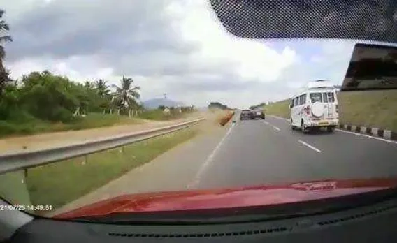 അതിവേഗത്തില്‍ സഞ്ചരിച്ച കാര്‍ ബൈക്ക് യാത്രികരെ ഇടിച്ചു തെറിപ്പിച്ചു, വീഡിയോ ദൃശ്യങ്ങള്‍ പുറത്ത്