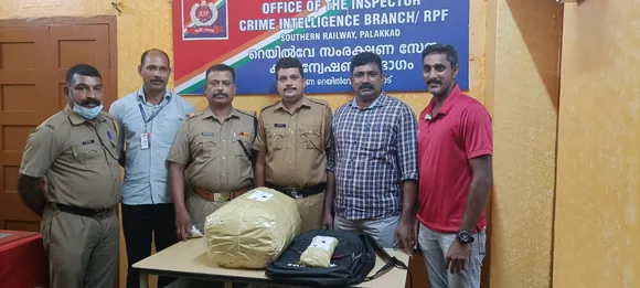 പാലക്കാട് ട്രെയിനിൽ കടത്തുകയായിരുന്ന 9.5 കിലോ കഞ്ചാവ് പിടികൂടി
