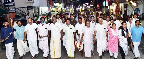 ദേശീയ- സംസ്ഥാന നേതാക്കളെയും ജനപ്രതിനിധികളെയും മർദ്ദിച്ച ഡൽഹി പോലീസ് നടപടിയിൽ പ്രതിഷേധിച്ച് പാലക്കാട് നഗരത്തിൽ കോൺഗ്രസ് - യൂത്ത് കോൺഗ്രസ് പ്രവർത്തകർ പന്തം കൊളുത്തി പ്രകടനം നടത്തി