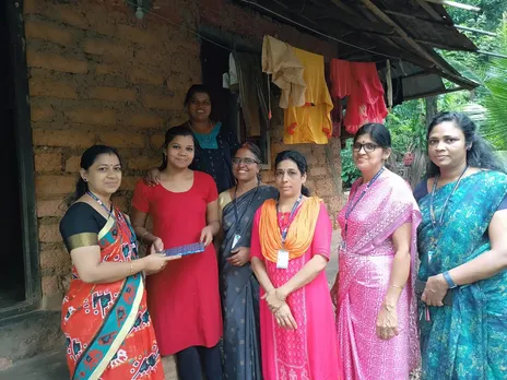 വിജയ തിളക്കവുമായി ജനകീയ പാഠശാല. മക്കൾക്ക് ഉപഹാരവുമായി അധ്യാപകർ കുട്ടികളുടെ വീട്ടുമുറ്റത്ത്; പൊറ്റശ്ശേരി ഗവണ്മെൻ്റ് ഹെെസ്കൂളിലെ അധ്യാപകര്‍ തികച്ചും വ്യതിരിക്തമായ ചുവടുവെപ്പുകളിലൂടെ ജനഹൃദയങ്ങളി‍ല്‍ നിറഞ്ഞു നിന്നു