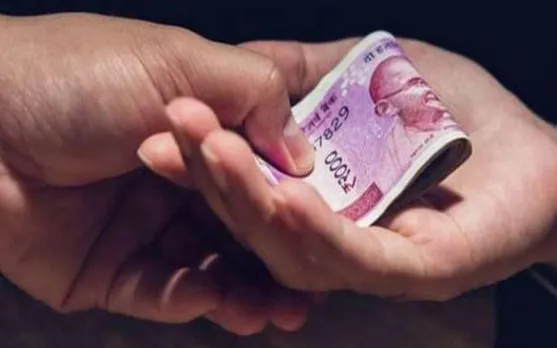 കൈക്കൂലി വാങ്ങുന്നതിനിടെ കൃഷി ഓഫീസറെ വിജിലൻസ് പിടികൂടി. പിടിയിലായത് മാതൃകാ കർഷകനിൽ നിന്നും 5000 രൂപ കൈക്കൂലി വാങ്ങുന്നതിനിടെ !