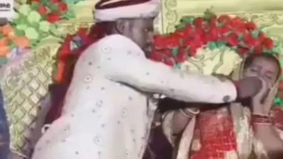 വധുവിന് വായില്‍വച്ചു മധുരം നല്‍കി, ഇഷ്ടപ്പെടാതെ വധു; വിവാഹ വേദിയില്‍ വരനും വധുവും തമ്മില്‍ത്തല്ലി