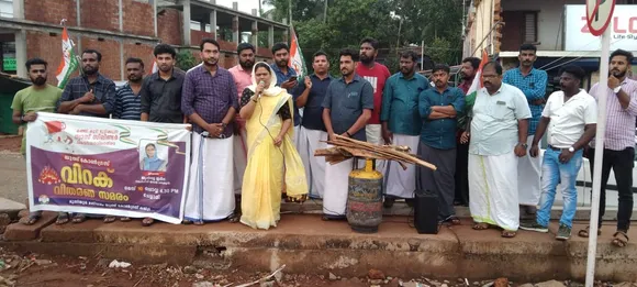 ഗ്യാസ് വില വർദ്ധനവ്: മൂന്നിയൂർ യൂത്ത് കോൺഗ്രസ്‌ വിറക് വിതരണ സമരം നടത്തി