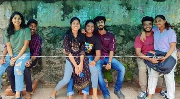 ബസ് സ്റ്റോപ്പിലെ സദാചാര ഗുണ്ടായിസം... (പ്രതികരണം)