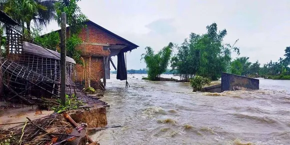 അസം വെള്ളപ്പൊക്കം: 3 മരണം, 4 ലക്ഷത്തിലേറെ പേർ ദുരിതത്തിൽ; 1118 ഗ്രാമം വെള്ളത്തിനടിയിൽ, നദികളെല്ലാം കരകവിഞ്ഞ്‌ ഒഴുകുന്നു