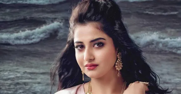 ഷഹനയുടെ മരണവിവരം അറിഞ്ഞ് അയല്‍വാസികള്‍ എത്തുമ്പോള്‍ കാണുന്നത് ഭര്‍ത്താവിന്റെ മടിയില്‍ കിടക്കുന്ന നിലയില്‍; ഷഹാന മുറിയിലെ ജനല്‍ കമ്പിയില്‍ തൂങ്ങി മരിച്ചെന്ന് പറഞ്ഞത് സജ്ജാദ്‌; ഷഹനയെ പലവട്ടം സജ്ജാദ് പല രീതിയില്‍ ഉപദ്രവിച്ചിരുന്നുവെന്ന് സഹോദരന്‍