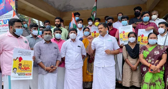 പാചകവാതക വിലവർധനവിൽ പ്രതിഷേധിച്ച് യൂത്ത് കോൺഗ്രസ് നിയോജകമണ്ഡലം കമ്മിറ്റിയുടെ നേതൃത്വത്തിൽ നെന്മാറ ബസ്സ്റ്റാന്‍റ് പരിസരത്ത് അടുപ്പുകൂട്ടിസമരം നടത്തി