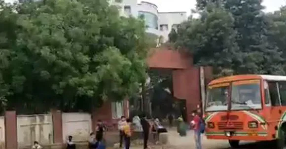 സർക്കാർ ആശുപത്രിയുടെ നടപാതയിൽ ഡോക്ടർമാരെ കാത്ത് 69 കോവിഡ് രോഗികൾക്ക് കാത്തുനില്‍ക്കേണ്ടി വന്നത് ഒരു മണിക്കൂർ 
