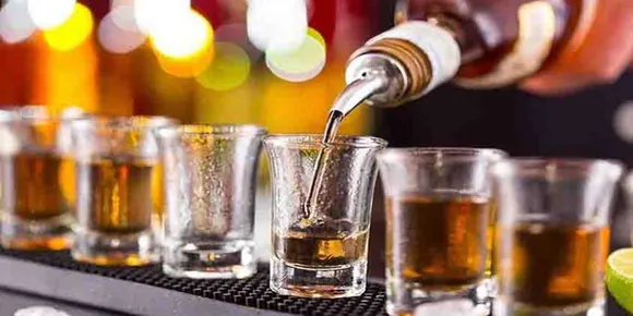 തമിഴ്‌നാട്ടിൽ വ്യാജമദ്യം കഴിച്ച് സ്ത്രീ ഉൾപ്പെടെ അഞ്ചുപേർ മരിച്ചു; നാല് പൊലീസുകാർക്ക് സസ്‌പെൻഷൻ