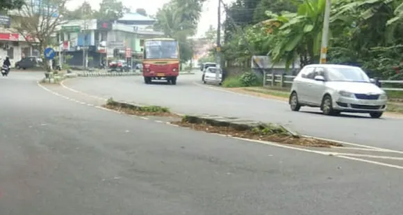 അപകടങ്ങളുണ്ടാക്കാനാണോ പാലാ സെൻ്റ് തോമസ് കോളജിനു സമീപമുള്ള റോഡിനു നടുവിലെ ഈ വരമ്പ് ?