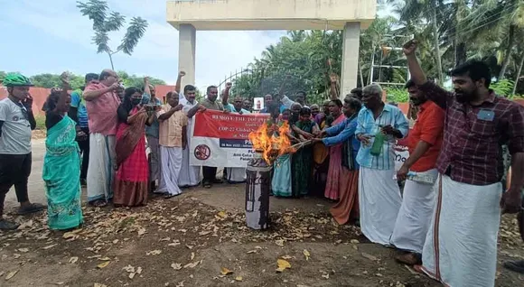 യുഎൻ ഉച്ചകോടിക്ക് കൊക്കക്കോള സ്പോൺസർഷിപ്പ്: പ്ലാച്ചിമടയിൽ കൊക്കക്കോളയുടെ കോലം കത്തിച്ചു