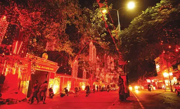 ഇപ്പോഴും ദേശീയമായി സാന്നിദ്ധ്യമുള്ള പ്രധാന കക്ഷി കോണ്‍ഗ്രസ് തന്നെ !  പക്ഷെ കോണ്‍ഗ്രസിനോടുള്ള സിപിഎമ്മിന്‍റെ നിലപാടെന്തെന്ന ചോദ്യം ഇപ്പോഴും പ്രസക്തം. 1996ലെ ചരിത്രപരമായ മണ്ടത്തരം സിപിഎം ഇനി ആവർത്തിക്കില്ലെന്ന് ഉറപ്പാണ് ! ദേശീയ തലത്തില്‍ ബി.ജെ.പിയ്ക്കെതിരെ രാഷ്ട്രീയ നിര ഉണ്ടാക്കുന്നതില്‍ സി.പി.എമ്മിന് എന്തെങ്കിലും മുന്നേറ്റമുണ്ടാക്കാനാവുമോ ? 23 -ാം പാര്‍ട്ടി കോണ്‍ഗ്രസിൽ നിന്നും പ്രതീക്ഷിക്കുന്നത് - മുഖപ്രസംഗത്തില്‍ ജേക്കബ് ജോര്‍ജ്