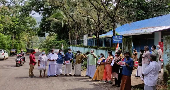 വാക്സിൻ കച്ചവട ചരക്കാക്കരുത്; വാക്സിൻ തരൂ... ജീവൻ രക്ഷിക്കൂ... കാഞ്ഞിരപ്പുഴയിൽ നിൽപ് സമരം ഒരുക്കി കോൺഗ്രസ്‌