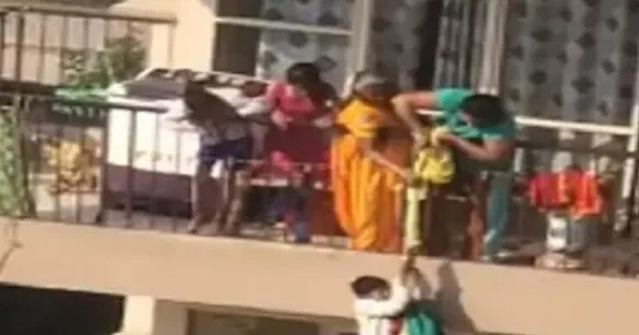 ഫ്ലാറ്റിന്റെ ബാല്‍ക്കെണിയില്‍ നിന്ന് താഴേക്ക് വീണ തുണിയെടുക്കാന്‍ മകനെ സാരിയില്‍ കെട്ടിയിറക്കി അമ്മ-ഞെട്ടിക്കുന്ന വീഡിയോ