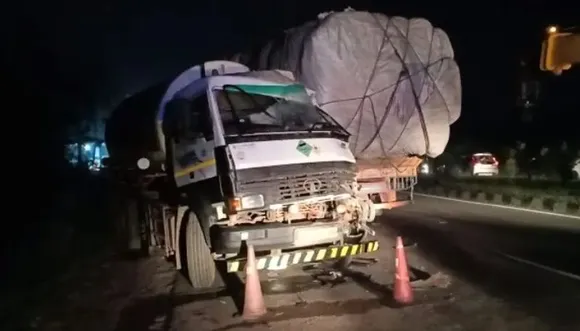 ദേശീയപാതയിൽ കൊരട്ടിയിൽ ലോറികൾ കൂട്ടിയിടിച്ചു:  ടാങ്കർ ലോറി വൺവേ തെറ്റിച്ച് വന്നതാണ് അപകടത്തിന് കാരണമെന്ന് നി​ഗമനം : ടാങ്കർ ലോറിയിൽ നിന്ന് ചോർച്ചയുണ്ടെന്ന നിഗമനം ഉണ്ടായിരുന്നുവെങ്കിലും പിന്നീട് ഭീതിയൊഴിഞ്ഞു