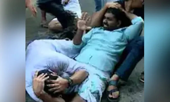 കോട്ടയത്ത് പോലീസുമായുള്ള സംഘര്‍ഷത്തില്‍ യൂത്ത് കോണ്‍ഗ്രസുകാരെ പ്രതിപ്പട്ടികയില്‍ ഉള്‍പ്പെടുത്തിയത് രണ്ടു സംസ്ഥാന നേതാക്കളെന്ന് ആക്ഷേപം ! പ്രതിപ്പട്ടികയില്‍ ഉള്‍പ്പെട്ട മുതിര്‍ന്ന നേതാക്കള്‍ യൂത്ത്‌കോണ്‍ഗ്രസുകാരുടെ പേരും മേല്‍വിലാസവും പോലീസിന് കൊടുത്ത് പട്ടികയില്‍ നിന്ന് ഒഴിവായി. ഒളിവില്‍ കഴിയുന്നവര്‍ക്ക് ചിലവിന് പോലും കാശു നല്‍കാതെ നേതാക്കളും. നേതാക്കൾ കൈവിട്ടതോടെ 12 യൂത്ത് കോൺഗ്രസ് നേതാക്കൾ ഇന്ന്  കീഴടങ്ങും ! കോട്ടയത്ത് മൂത്ത കോൺഗ്രസും ഇളയ കോൺഗ്രസും തമ്മിലുള്ള പോര് രൂക്ഷമാകുന്നു