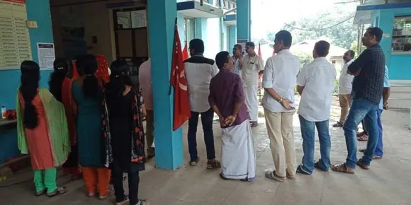 തൊടുപുഴയില്‍ വാട്ടര്‍ അതോറിറ്റി ജീവനക്കാര്‍ പ്രതിഷേധിച്ചു