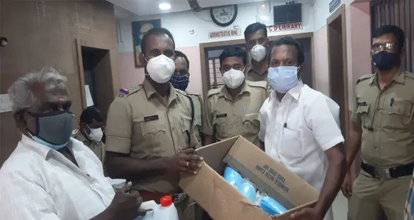 ഓൾ ഇന്ത്യ വീരശൈവ സഭ പോലീസുകാർക്ക് മാസ്ക്ക് വിതരണം ചെയ്തു