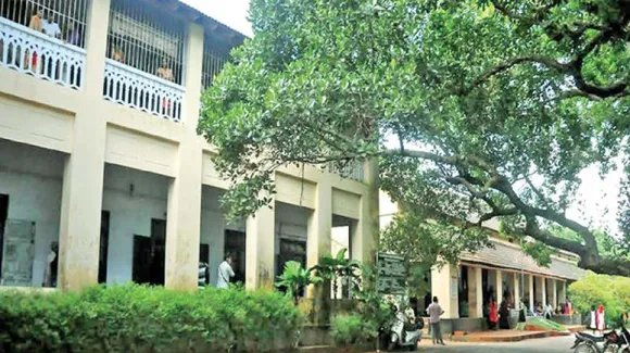ഗുരുവായൂരപ്പൻ കോളജിലെ വനിതാ ഹോസ്റ്റലിൽ ഭക്ഷ്യ വിഷബാധ; മുപ്പതോളം വിദ്യാർത്ഥിനികളെ ആശുപത്രിയിലേക്ക് മാറ്റി