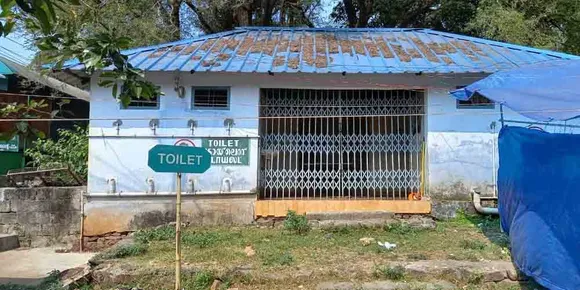 മലമ്പുഴ വിനോദസഞ്ചാര കേന്ദ്രത്തിലെ കംഫർട്ട് സ്റ്റേഷൻ അടഞ്ഞു കിടക്കാന്‍ തുടങ്ങിയിട്ട് മാസങ്ങളായി. വിനോദ സഞ്ചാരികള്‍ ഇവിടെ പ്രാഥമിക ആവശ്യങ്ങള്‍ക്കായി ബുദ്ധിമുട്ടുന്നതായി പരാതി