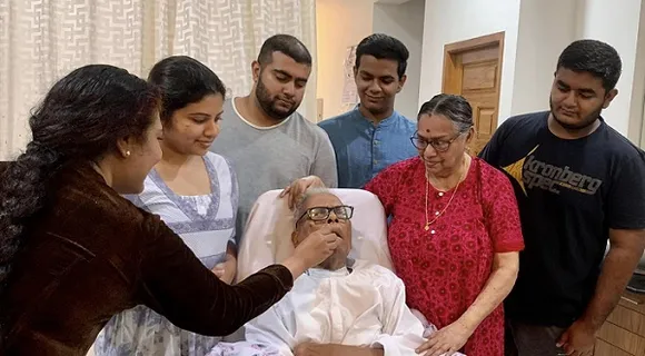 ആഘോഷങ്ങളില്ല, കുടുംബത്തോടൊപ്പം പിറന്നാള്‍ മധുരം നുണഞ്ഞ് വിഎസ്; ചിത്രങ്ങള്‍