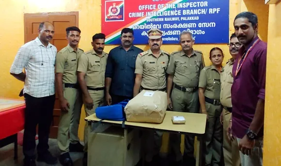 പാലക്കാട് ആർപിഎഫ് ക്രൈം ഇന്റലിജൻസ് ബ്രാഞ്ചും എക്സൈസ്  ആന്റി നർക്കൊട്ടിക് സ്പെഷ്യൽ സ്ക്വാഡും സംയുക്തമായി നടത്തിയ പരിശോധനയില്‍ ട്രെയിനിൽ നിന്ന് 8.2 കിലോഗ്രാം കഞ്ചാവ് പിടികൂടി