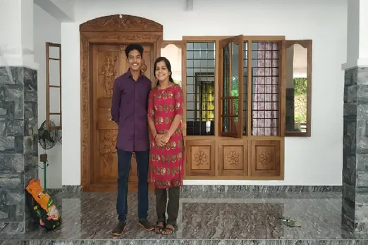 രാമപുരം കൂടപ്പുലത്തെ "കൂടപ്പുലം വാര്യം" വീട്ടിലെ ഇരട്ടക്കുട്ടികൾ അമ്മുവും അപ്പുവും എസ്. എസ്. എൽ. സി. പരീക്ഷയുടെ എ പ്ലസിലും ഇരട്ട പിരിഞ്ഞില്ല : ഇരട്ടകളുടെ ഇരട്ട വിജയത്തിന് ഇരട്ടി മധുരവുമായി ഇന്ന് പുത്തൻ വീട്ടിൽ പാലുകാച്ചലും 