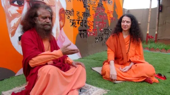 പാട്ടു പാടിയും നൃത്തം ചെയ്തും സംഗമസ്നാനം നടത്തിയും വിദേശ സാന്യാസിമാർ - കുംഭമേളയിലെ കാഴ്ചകൾ !