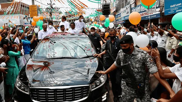 രാഹുല്‍ ഗാന്ധിയുടെ പത്തനംതിട്ടയിലെ പര്യടനത്തിന് ഉപയോഗിച്ചത് കേരള കോണ്‍ഗ്രസ് എം ജില്ലാ പ്രസിഡന്റിന്റെ സ്വന്തം കിയ : സംഭവത്തെക്കുറിച്ച് തനിക്ക് അറിയില്ലെന്നും ഡീലര്‍ എന്ന നിലയില്‍ മാത്രമാണ് വാഹനം നല്‍കിയതെന്നും ജോസ് വിഭാഗം ജില്ലാ പ്രസിഡന്റ് എന്‍എം രാജു