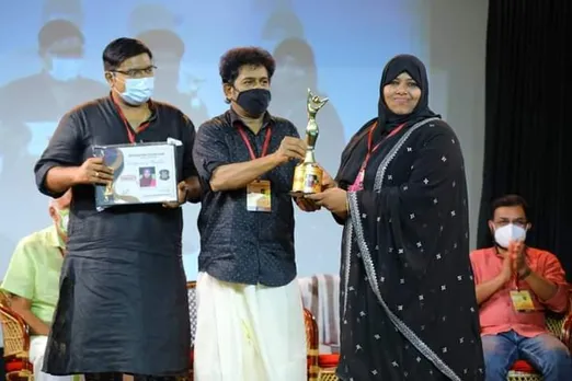 സൗത്ത് ഇന്ത്യ ടെലിവിഷൻ അക്കാദമിയുടെ മികച്ച പരിശീലക ഇനത്തിലെ പുരസ്‌ക്കാരം ജസ്‌ന മഹ്മൂദിന്