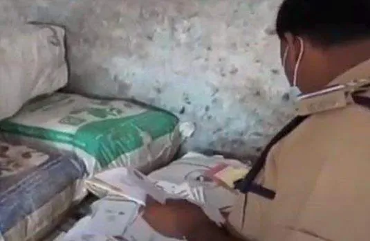 ആക്രിക്കടയില്‍ പഴയ പത്രക്കടലാസുകള്‍ക്കിടയില്‍ ആധാര്‍ കെട്ട് കണ്ടെത്തി: കിട്ടിയത് മുന്നൂറോളം ആധാര്‍ കാര്‍ഡുകൾ