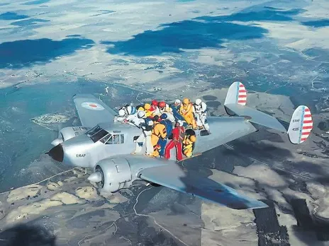 ഈ ചിത്രങ്ങൾ കണ്ടിട്ടുണ്ടോ ? ആകാശത്തുപറക്കുന്ന ഒരു വിമാനത്തിൽനിന്ന് ഒരുപറ്റമാൾക്കാർ താഴേക്കുചാടാനായി തയ്യാറെടുത്തു നിൽക്കുന്നു !