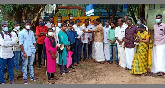 മലമ്പുഴ എച്ച്ഡി ഫാമിലേക്ക് നിയമനം ലഭിച്ച നെല്ലിയാമ്പതി മണ്ഡലം യൂത്ത് കോൺഗ്രസ്‌ പ്രസിഡന്‍റ് എച്ച് ഷമീറിനെ ഐന്‍ടിയുസിയുടെ നേതൃത്വത്തില്‍ സ്വീകരിച്ചു