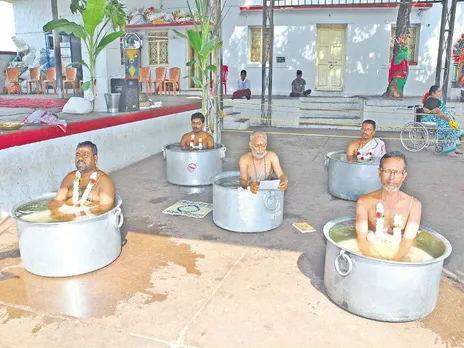 നല്ല മഴയ്ക്കായ് .. കർണ്ണാടകയിൽ നല്ല മഴ ലഭ്യമാകാൻ സര്‍ക്കാരിന്റെ നിര്‍ദ്ദേശപ്രകാരം വെള്ളം നിറച്ച വലിയ പാത്രങ്ങളിൽ ഇരുന്നുകൊണ്ട് മഴദേവനെ പൂജിക്കുന്ന പൂജാരിമാര്‍ ..