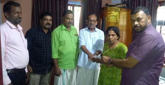 മുൻപ്രവാസിയുടെ അമ്മയ്ക്ക് നവയുഗം ചികിത്സ ധനസഹായം നൽകി.