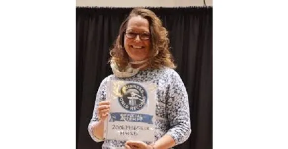 ഒറ്റ മിനിറ്റില്‍ 56 വാക്കുകള്‍; സ്‌പെല്ലിങുകള്‍ തല തിരിച്ച് പറഞ്ഞ പാം ഒന്നന് ഗിന്നസ് റെക്കോഡ്; വീഡിയോ